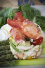 Maine Hummer, Tomaten und Avocado Salat auf Spargelstangen — Stockfoto