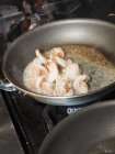 Cuisson des crevettes dans une poêle — Photo de stock