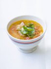 Sopa de pan y tomate con albahaca - foto de stock