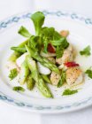 Vista ravvicinata di asparagi e insalata di pollo con mela e lattuga — Foto stock