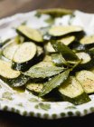 Gebratene Zucchini mit Lorbeerblättern auf weißem Teller — Stockfoto