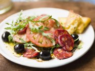 Tomato salad with chorizo and polenta triangles — Stock Photo