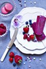 Home-made berry ice lollies on plate — Stock Photo