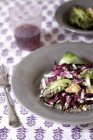Salada Radicchio em prato cinza sobre toalha de mesa — Fotografia de Stock