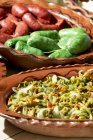 Zucchini-Eintopf und Chorizo in brauner Schüssel — Stockfoto