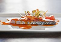 Filete de salmón en pimentón - foto de stock