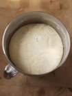 Даючи тісто хліб — стокове фото