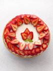 Kuchen mit frischen Erdbeeren in Scheiben — Stockfoto