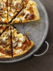 In Scheiben geschnittene Pilzpizza — Stockfoto