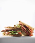 Sandwich coupé en deux sur assiette — Photo de stock