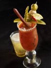 Nahaufnahme des blutigen Mary-Cocktails mit verschiedenen Beilagen und Bier — Stockfoto
