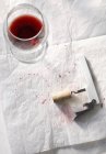 Bicchiere mezzo vuoto di vino rosso — Foto stock