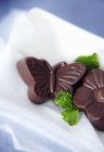 Chocolats papillon et fleur — Photo de stock