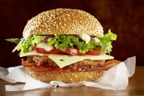 Hamburger mit Speck und Salat — Stockfoto