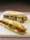 Sandwiches de baguette con tomate - foto de stock