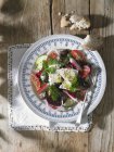 Салат из свеклы с редиской и фета — стоковое фото