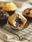 Muffin di mirtillo mezzo mangiato — Foto stock