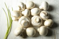 Button mushrooms and chives — Stock Photo