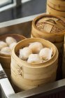 Vue surélevée des boulettes de crevettes chinoises Har Gau à la vapeur — Photo de stock