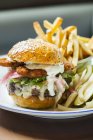 Cheeseburger aux huîtres frites et sauce Mayo — Photo de stock