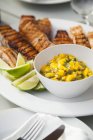 Gegrillter Lachs mit Mango-Salsa — Stockfoto