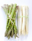 Mazzi di asparagi verdi e bianchi — Foto stock