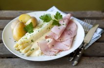 White asparagus and boiled ham — Stock Photo