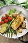 Запеченные овощи и лосось — стоковое фото