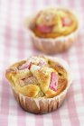 Muffins à la rhubarbe cuits au four — Photo de stock
