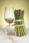 Bicchiere di vino e asparagi verdi — Foto stock