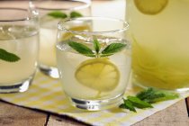 Hausgemachte Limonade mit Minzblättern — Stockfoto