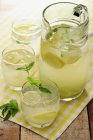 Hausgemachte Limonade mit Minzblättern — Stockfoto
