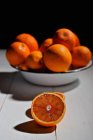 Oranges fraîches dans le bol — Photo de stock