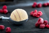 Crème glacée framboise et framboises congelées — Photo de stock