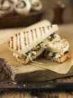 Sandwiches tostados con champiñones - foto de stock