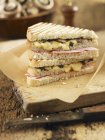 Sandwiches tostados con champiñones - foto de stock
