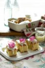 Gâteau d'amande aux pétales de rose — Photo de stock