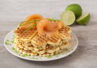 Waffles com salmão, limas e cebolinha — Fotografia de Stock