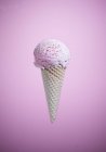 Cono gelato alla fragola — Foto stock