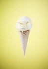 Cône de crème glacée avec glace à la vanille fondante — Photo de stock