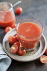 Succo di pomodoro e pomodori — Foto stock