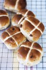 Freshly baked hot cross buns — Stock Photo