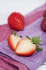 Erdbeeren auf lila Serviette — Stockfoto