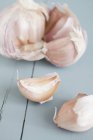 Garlic bulb with cloves — Stock Photo