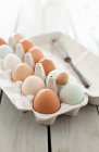 Різноманітність свіжих яєць — стокове фото