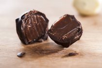 Hausgemachte dunkle Schokolade Trüffel — Stockfoto
