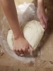 Brotteig wird geknetet — Stockfoto