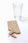 Pão de centeio e copo de água — Fotografia de Stock
