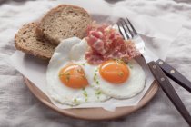 Смажені яйця з беконом і хлібом — стокове фото