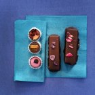 Chocolates rellenos hechos a mano - foto de stock